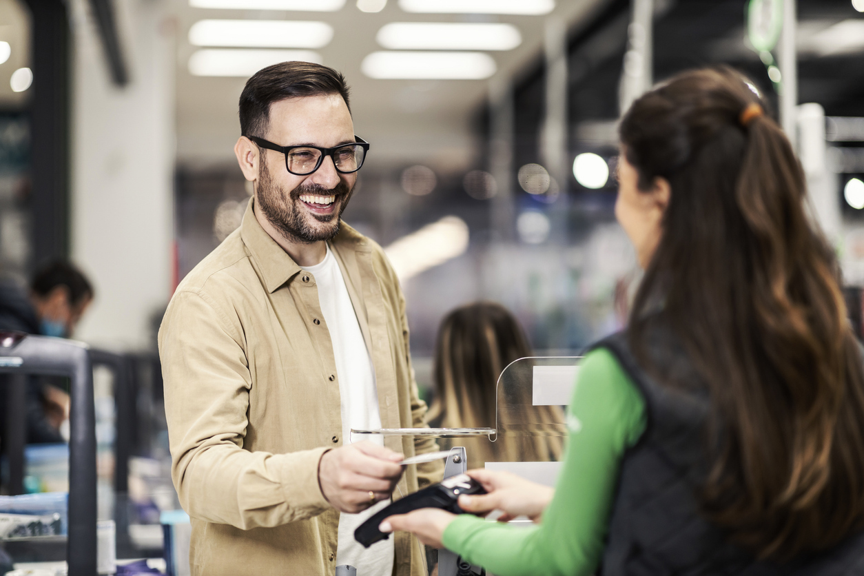 man checking out at retail location receiving great customer service